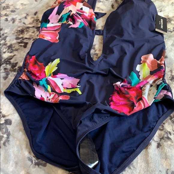 🌻❤️Kenneth Cole tummy toner bathing suit 🩱🌻 - Picture 4 of 8